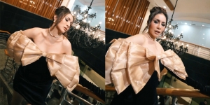 Momo Geisha Pakai Dress Off-Shoulder, Pita Besar di Dada Bikin Salah Fokus!