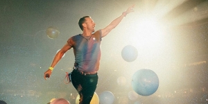 Kabar Penolakan Konser di Indonesia Sampai ke Coldplay, Chris Martin Beri Respon Begini