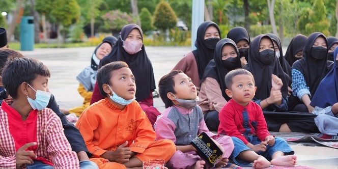 Pentingnya Mengajarkan Anak Berbagi di Hari Raya Idul Adha