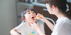 Sering Disepelekan Ibu-ibu, Menjaga Kesehatan Mulut dan Gigi Si Kecil Itu Penting Loh