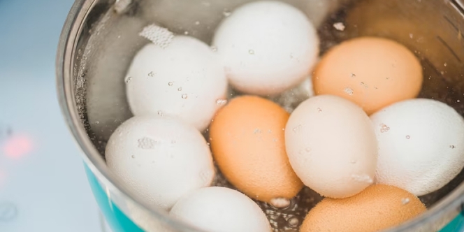 Tips Mengupas Telur Rebus Agar Tidak Lengket dan Tetap Mulus