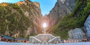 Menilik Keindahan Heaven Gate Mountain, Gerbang Menuju Surga di Gunung Tianmen China