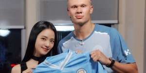 Jisoo Foto bersama Haalan Man City, Netizen Gemes Sendiri