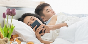 Etis Gak Sih Buka-Buka Handphone Pasangan?