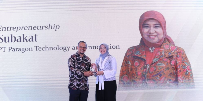 Pendiri Wardah, Nurhayati Subakat Menerima Apresiasi Perempuan Berpengaruh Kategori Influential in Enterpreneurship