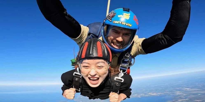 Gak Ada Takutnya, Natasha Wilona Coba Sky Diving Turun dari Ketinggian 10 Ribu Kaki