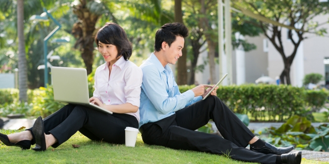 5 Tips Menjaga Hubungan dengan Pasangan saat Sibuk Masing-Masing