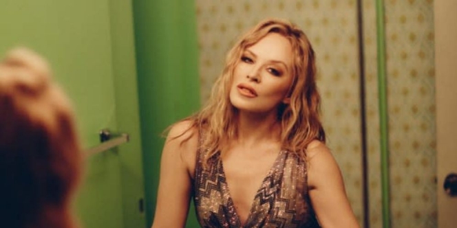 Lirik Lagu Kylie Minogue - Hold On To Now