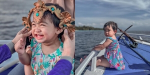 8 Momen Baby Rayyanza Berenang Untuk Pertama Kalinya, Ekspresinya Gemesin Banget!