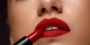 3 Cara Menggunakan Lipstik Merah Tanpa Terlihat Menor, Hasil Jadi Klasik dan Vintage! 