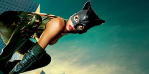 Sinopsis Film Catwoman, Berkisah tentang Pahlawan Super yang Lincah Seperti Kucing