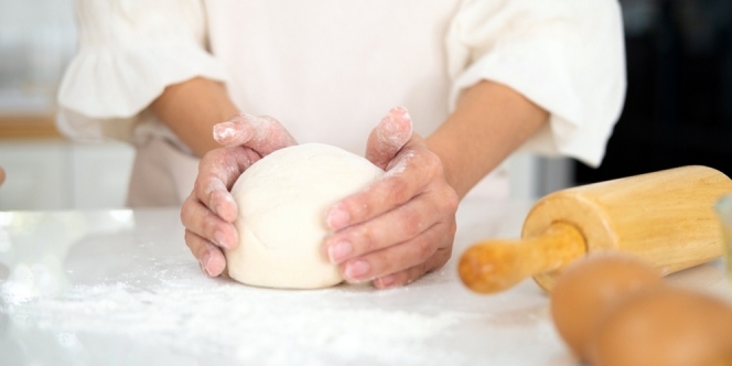 8 Cara Bikin Adonan Roti Empuk, Fluffy, Anti Bantat dan Dijamin Lembut Banget!