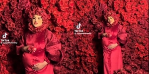 7 Potret Maternity Shoot Aurel Hermansyah dengan Konsep Bunga-bunga di Kepala, Netizen Sebut Mirip Kekeyi