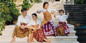 10 Potret Photoshoot Keluarga Happy Salma Kenakan Pakaian Adat Bali, Sekaligus Rayakan 13 Tahun Pernikahan