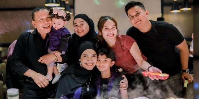 Dihadiri Keluarga Besar, Berikut 8 Momen Ayu Ting Ting Kembali Merayakan Ulang Tahun Ibunya dengan Sebuah Makan Malam Mewah!