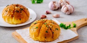 6 Resep Korean Garlic Bread, Gurih, Lembut, dan Menggugah Selera Banget!