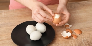 8 Tips Mengupas Telur dengan Mudah, Dijamin Mulus dan Tidak Mudah Hancur