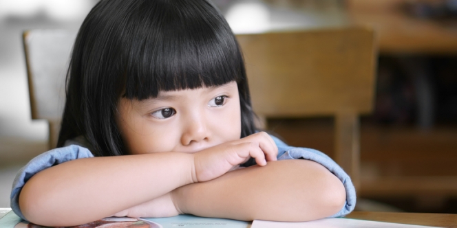 6 Cara Menyampaikan Kabar Buruk ke Anak, Mereka juga Berhak Tau