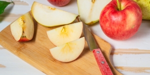 8 Tips Memotong Buah Apel agar Warnanya Tidak Cepat Berubah Kecoklatan, Tetap Segar saat Dimakan