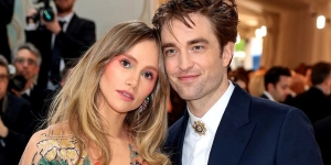 Pacar Robert Pattinson Dikabarkan Hamil dan Bersiap Menanti Buah Hati Pertama Mereka