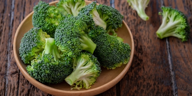 7 Cara Memotong Brokoli Hijau, Jangan Asal Buang Batangnya Ya!