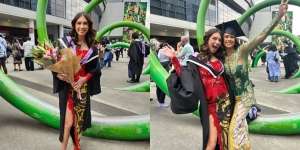 9 Potret Wisuda S-1 Kiara McKenna di Australia, Kenakan Kain Batik Khas Indonesia nih!