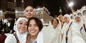 7 Potret BCL dan Tiko Aryawardhana Umroh Bareng Keluarga, Akrab dan Adem Banget