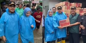 8 Momen Sahrul Gunawan dan Istri Rela Blusukan Trabas Banjir Demi Bantu Masyarakat