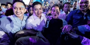 Ikutan yang Lagi Viral, Gibran Pamer Foto Digendong Mayor Teddy di Tengah Khalayak