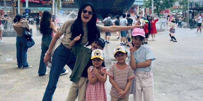 The Real Menolak Tua, Ini Potret Donna Harun saat Boyong Anak Cucu dan Mantu Liburan ke Singapura