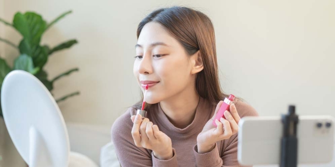 8 Rekomendasi Lip Serum Lokal Affordable untuk Menutrisi Bibir Kering