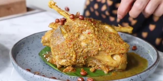 Resep Ayam Betutu Chef Juna, Sensasi Cita Rasa Gurih Pedasnya Menggugah Selera Banget!