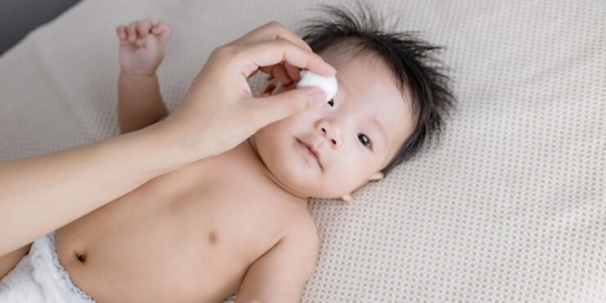 5 Produk Skincare Bayi Pilihan Terbaik yang Aman untuk Kulit Sensitif