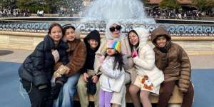 7 Potret Amy Qanita Liburan ke Tokyo Disneysea Bareng Cucu, Outfit-nya Kece Abis Bak Anak Muda