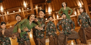10 Potret Mikha Tambayong jadi Bridesmaid, Penampilannya Manglingi Banget!