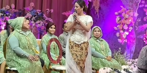 Prosesi Lamaran Disiarkan Langsung, Model Baju Keluarga Dewi Perssik Jadi Sorotan 