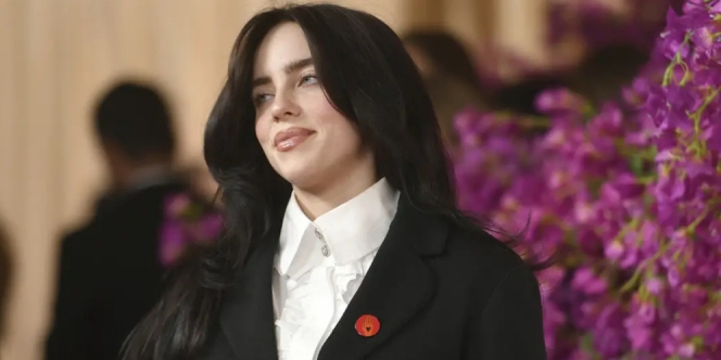 Dukung Palestina, Billie Eilish Terlihat Kenakan Pin Merah di Piala Oscar 2024