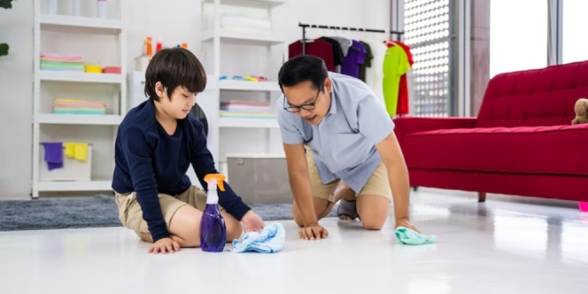6 Tips Mengajari Anak Rajin Membersihkan Rumah, Bisa Jadi Hal yang Menyenangkan!