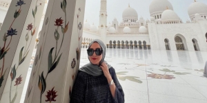 Kunjungi Masjid di Abu Dhabi, Penampilan Donna Agnesia Pakai Hijab Langsung Curi Perhatian