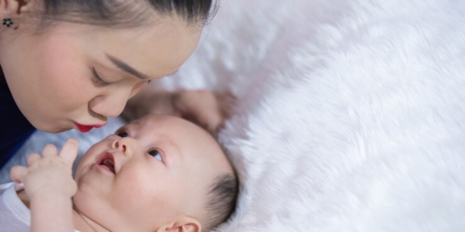 7 Bahasa Tubuh Bayi dan Artinya yang Perlu Moms Ketahui, Bisa jadi Tanda Si Kecil Pengen Ini Lho!