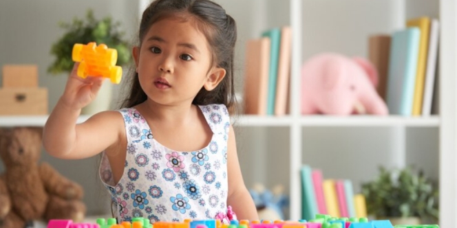 9 Ide Mainan Anak 2 Tahun yang Bisa Menstimulasi Berbagai Kecerdasan si Kecil