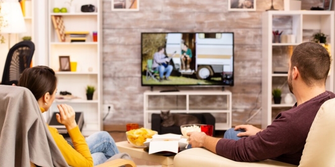 Jangan Asal! Ini Panduan Jarak Menonton TV yang Ideal agar Tak Bikin Sakit Mata