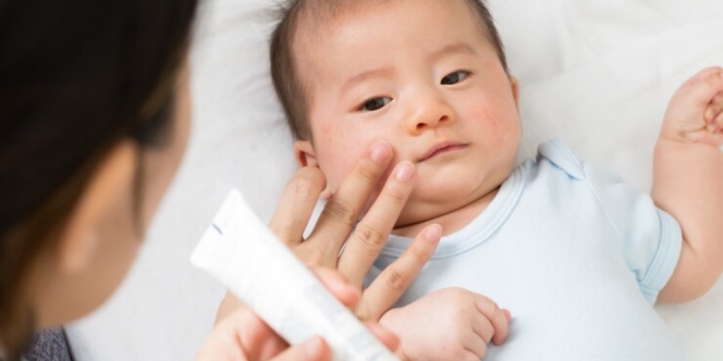 6 Rekomendasi Skincare Bayi Terbaik dengan Bahan Alami dan Aman