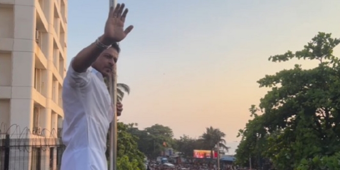 8 Momen Shah Rukh Khan Rayakan Lebaran Sambil Sapa Ratusan Fans di Depan Kediamannya, Bak Nonton Konser