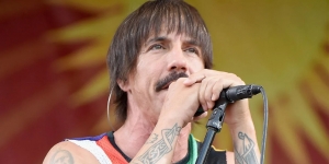 Anthony Kiedis Vokalis Red Hot Chili Peppers Liburan di Mentawai, Gayanya Melokal Banget!