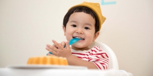 6 Tips Mengajarkan Anak untuk Memegang Sendok dan Makan Sendiri