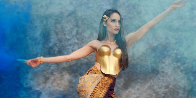 Sambut Hari Kartini, Ini Kecantikan Cinta Laura dengan Balutan Baju Khas Indonesia Berwarna Emas