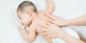 4 Bahaya Memijat Bayi yang Baru Lahir, Bisa Sebabkan Gangguan Pernapasan