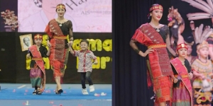 Ibu-Anak Selalu Kompak, Ini Foto-Foto Anissa Aziza dan Alea Ikuti Fashion Show Spesial Hari Kartini!
