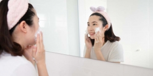 12 Rekomendasi Facial Wash untuk Kulit Kering, Nggak Bikin Sensasi Ketarik!